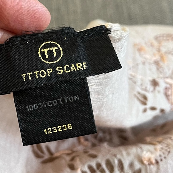 Beautiful ombré cotton scarf from India - Picture 6 of 7